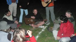 První nocleh na fotbalovém hřišti