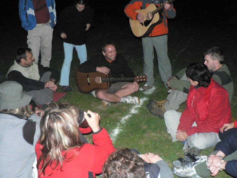 První nocleh na fotbalovém hřišti