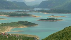 cesta na kole kolem jezera někde v Makedonii