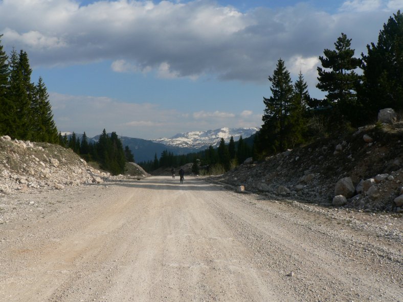 průsmyk ve výšce 1600 m.n.m.