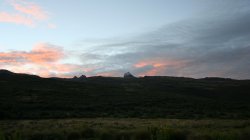 Západ Slunce nad Lenana peak. Tam směřujem. 