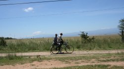 Standartní způsob dopravy. Vždy byli na tom kole dva.