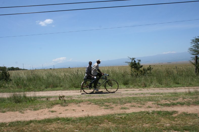 Standartní způsob dopravy. Vždy byli na tom kole dva.
