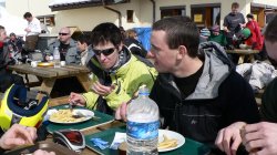 Pořád jsme seděli. 