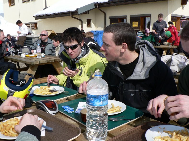 Pořád jsme seděli. 