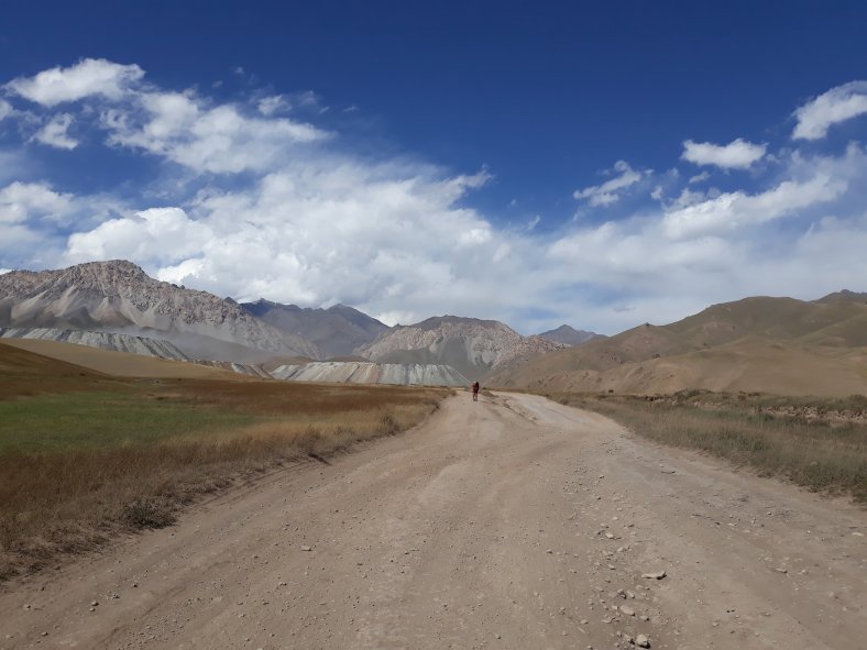 057. 6 km v prachu